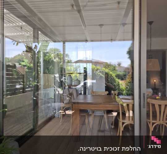 דלת זכוכית גדולה עם נוף לגינה